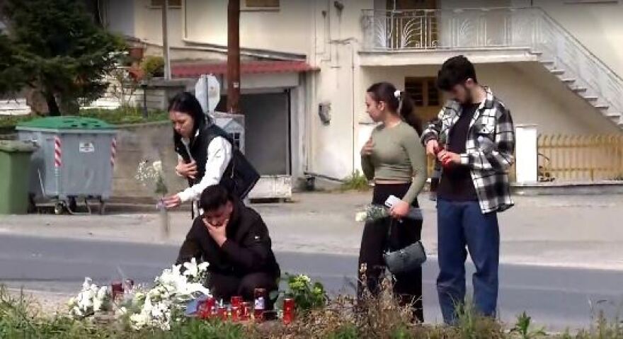 Βέροια: Συμφοιτητές της 21χρονης άναψαν κεριά και άφησαν λουλούδια στο σημείο της τραγωδίας - Φωτογραφίες