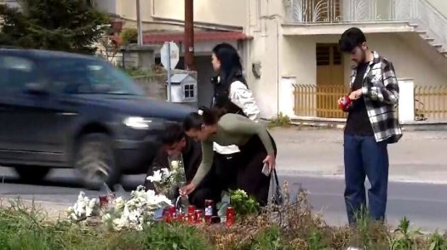 Βέροια: Συμφοιτητές της 21χρονης άναψαν κεριά και άφησαν λουλούδια στο σημείο της τραγωδίας - Φωτογραφίες