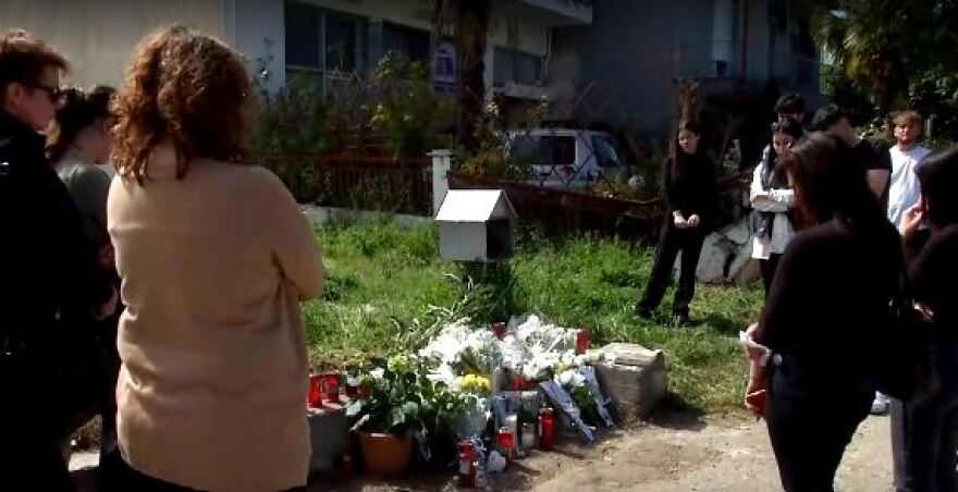 Βέροια: Συμφοιτητές της 21χρονης άναψαν κεριά και άφησαν λουλούδια στο σημείο της τραγωδίας - Φωτογραφίες