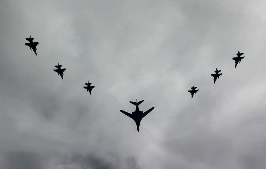 «Onyx Dive»: Οκτώ ελληνικά μαχητικά F-16 συνόδευσαν αμερικανικό βομβαρδιστικό Β-1Β - Δείτε φωτογραφίες