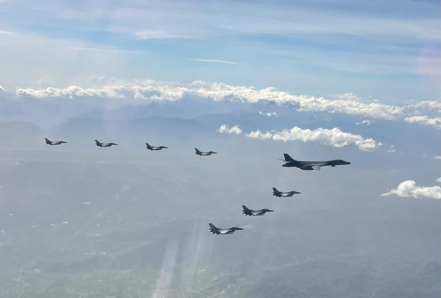 «Onyx Dive»: Οκτώ ελληνικά μαχητικά F-16 συνόδευσαν αμερικανικό βομβαρδιστικό Β-1Β - Δείτε φωτογραφίες