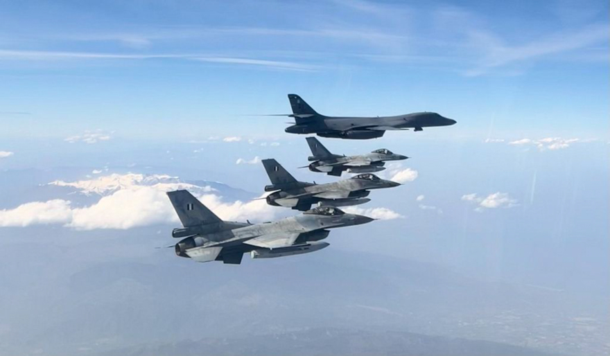 «Onyx Dive»: Οκτώ ελληνικά μαχητικά F-16 συνόδευσαν αμερικανικό βομβαρδιστικό Β-1Β - Δείτε φωτογραφίες