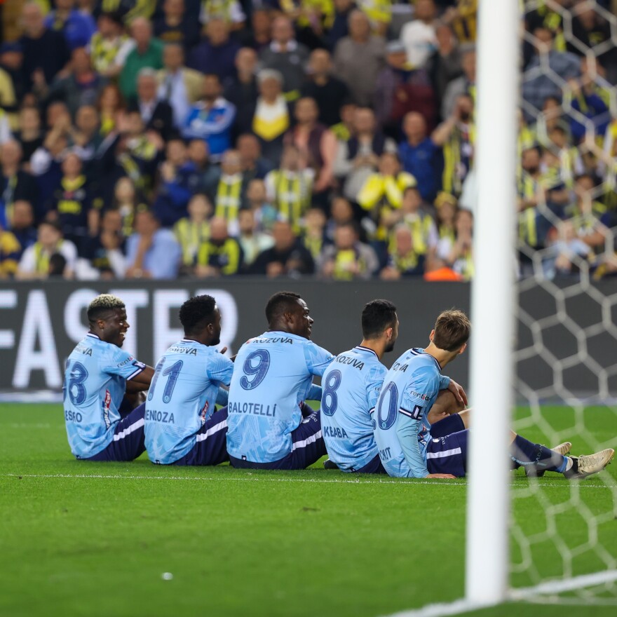 Τρελό σόου Μπαλοτέλι - Πανηγύρισε γκολ καθιστός, χτύπησε κατά λάθος τον προπονητή του - Δείτε βίντεο