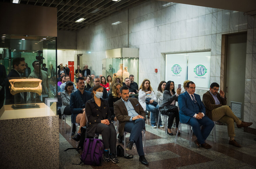 Έκθεση «HIDDEN» για την κακοποίηση των ζώων: Οι φωτογραφίες που συγκλόνισαν τους επιβάτες του Μετρό