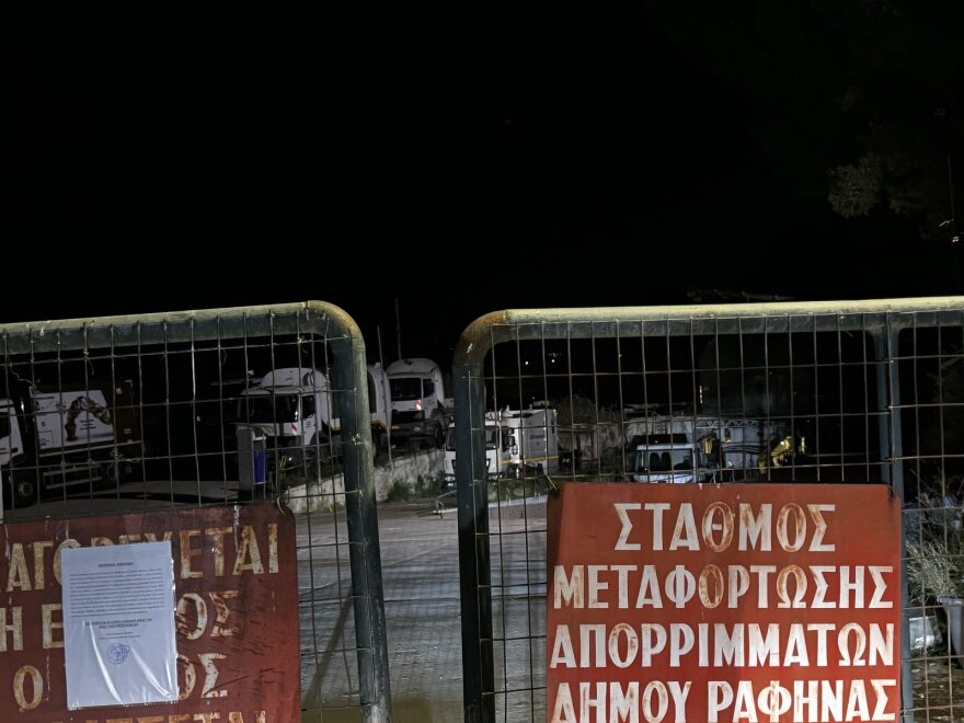 Αποκλεισμένα από ιδιώτη τα απορριμματοφόρα στη Ραφήνα - Έβαλε λουκέτο 