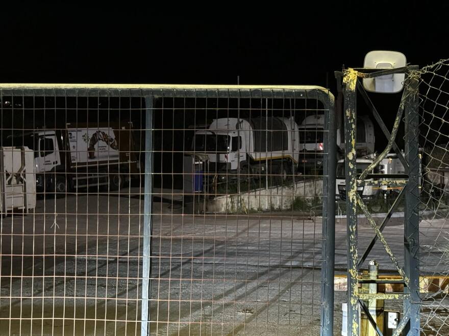 Αποκλεισμένα από ιδιώτη τα απορριμματοφόρα στη Ραφήνα - Έβαλε λουκέτο 