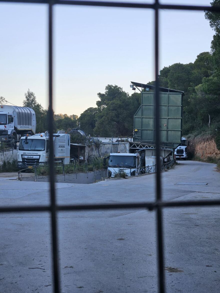 Αποκλεισμένα από ιδιώτη τα απορριμματοφόρα στη Ραφήνα - Έβαλε λουκέτο 