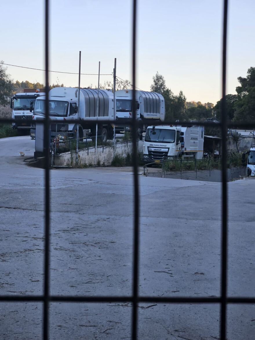 Αποκλεισμένα από ιδιώτη τα απορριμματοφόρα στη Ραφήνα - Έβαλε λουκέτο 
