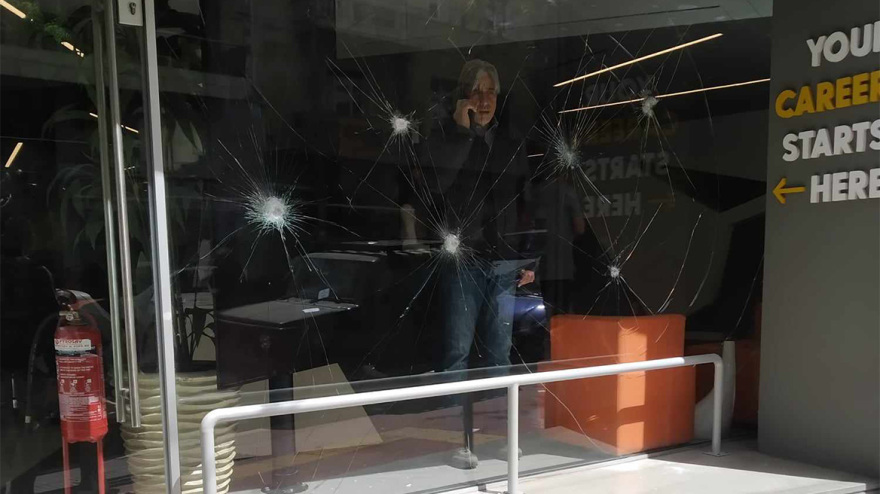 Κουκουλοφόροι προκάλεσαν φθορές σε ΙΕΚ στην Κυψέλη - Είχαν λοστούς, πέταξαν τρικάκια