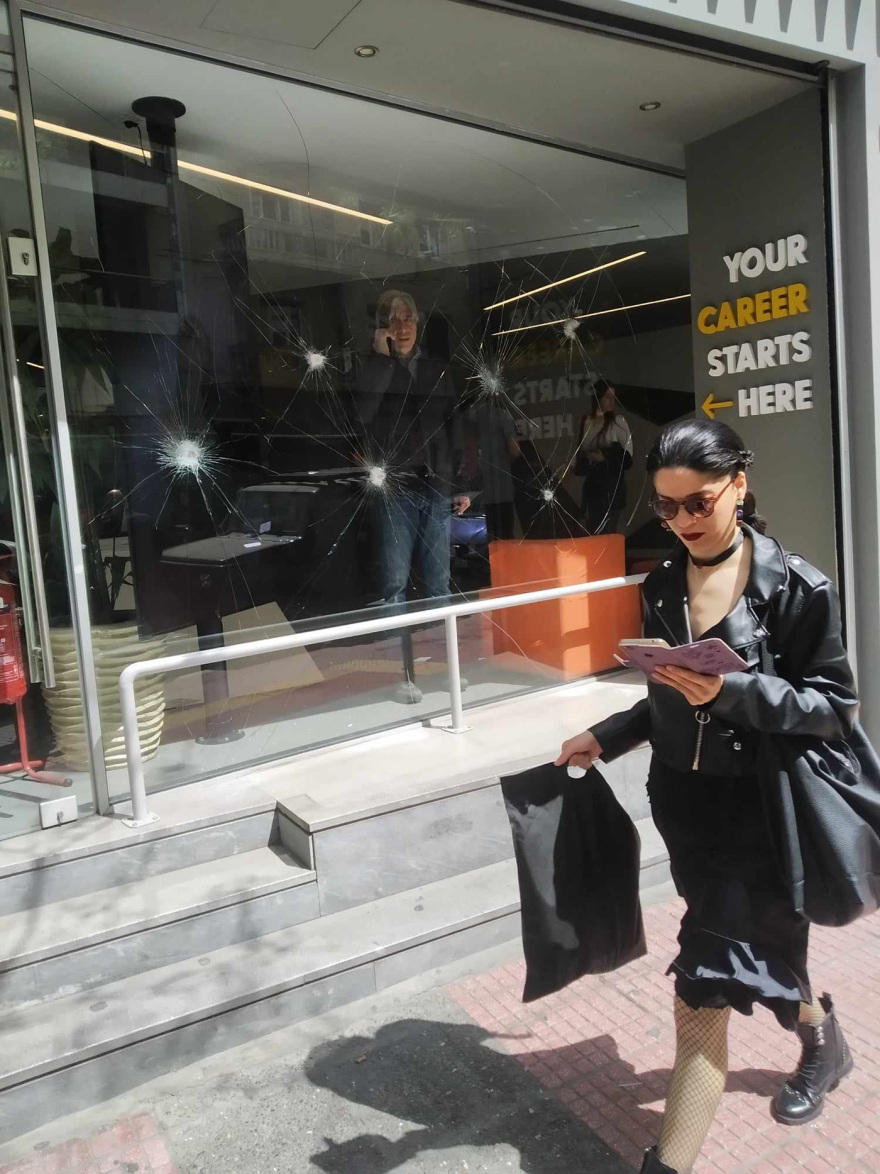 Κουκουλοφόροι προκάλεσαν φθορές σε ΙΕΚ στην Κυψέλη - Είχαν λοστούς, πέταξαν τρικάκια