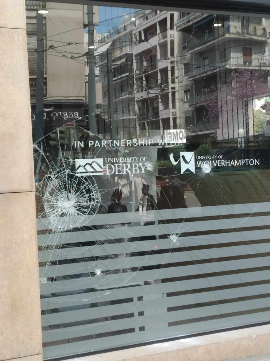 Κουκουλοφόροι προκάλεσαν φθορές σε ΙΕΚ στην Κυψέλη - Είχαν λοστούς, πέταξαν τρικάκια