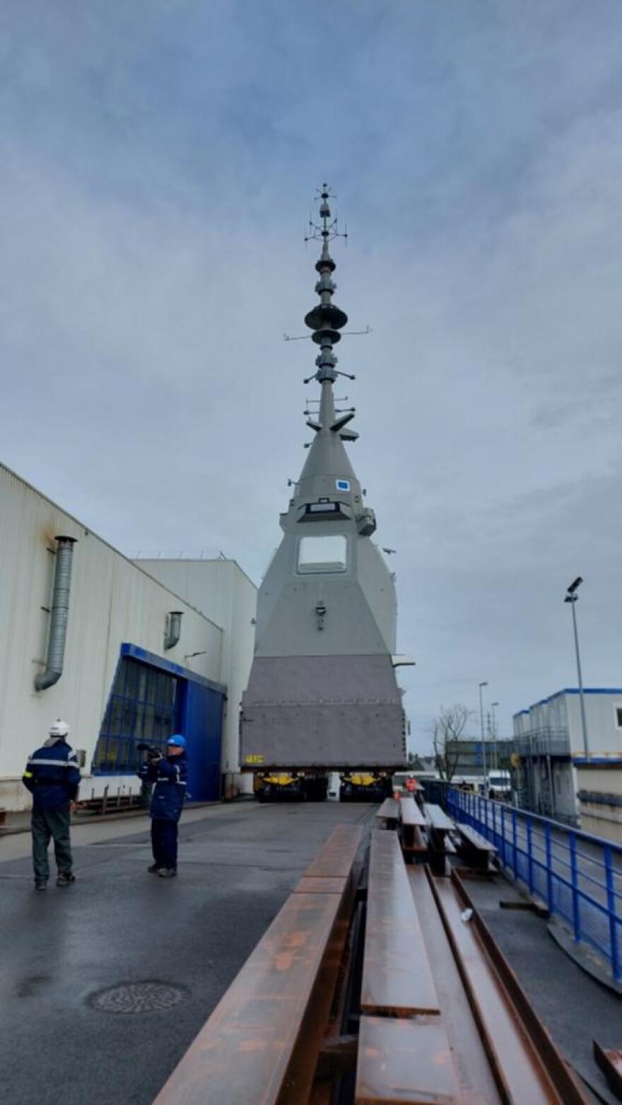 Πολεμικό Ναυτικό: Έτοιμος ο ιστός με τα ηλεκτρονικά συστήματα της φρεγάτας «Νέαρχος» - Δείτε φωτογραφίες