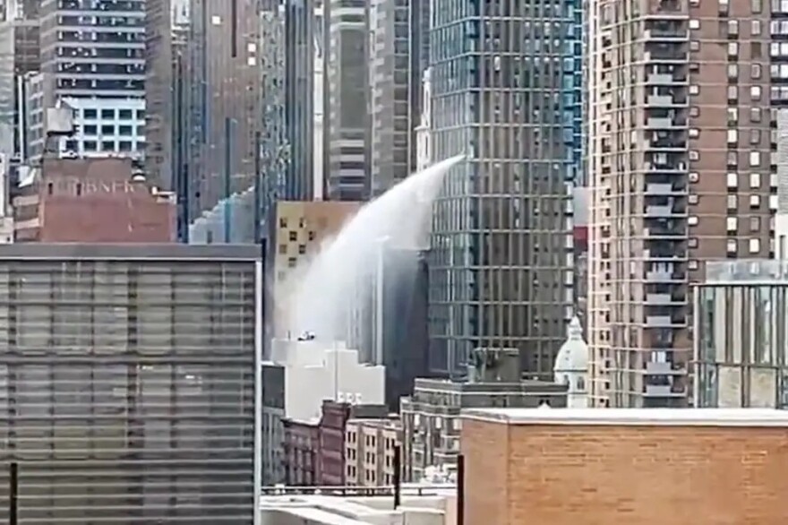 Δείτε βίντεο και φωτογραφίες: Τεράστια διαρροή νερού από ουρανοξύστη στη Νέα Υόρκη