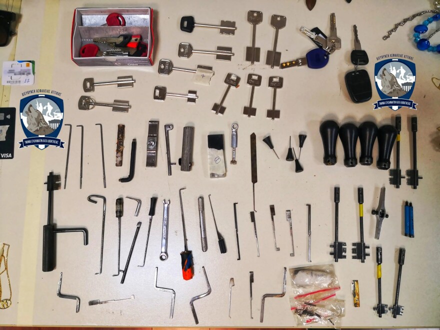 Έπιασαν συμμορία Γεωργιανών που άνοιγε σπίτια - Ο αρχηγός τσιλιαδόρος, ο μπουκαδόρος και η οικιακή βοηθός