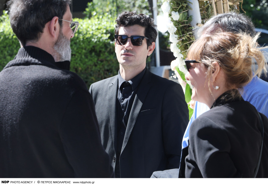  Γιώργος Καραγιάννης: Συγκίνηση στην κηδεία του - Πλήθος καλλιτεχνών είπαν το τελευταίο «αντίο», δείτε φωτογραφίες