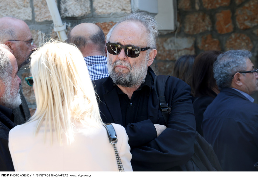  Γιώργος Καραγιάννης: Συγκίνηση στην κηδεία του - Πλήθος καλλιτεχνών είπαν το τελευταίο «αντίο», δείτε φωτογραφίες