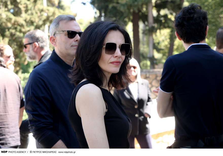  Γιώργος Καραγιάννης: Συγκίνηση στην κηδεία του - Πλήθος καλλιτεχνών είπαν το τελευταίο «αντίο», δείτε φωτογραφίες