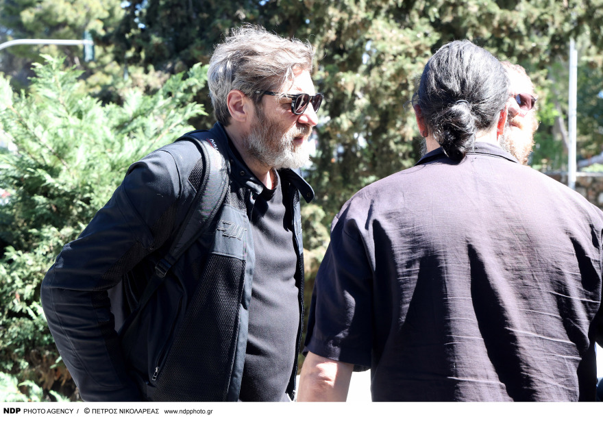  Γιώργος Καραγιάννης: Συγκίνηση στην κηδεία του - Πλήθος καλλιτεχνών είπαν το τελευταίο «αντίο», δείτε φωτογραφίες