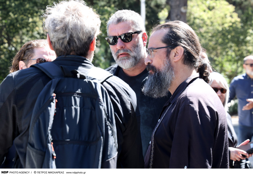  Γιώργος Καραγιάννης: Συγκίνηση στην κηδεία του - Πλήθος καλλιτεχνών είπαν το τελευταίο «αντίο», δείτε φωτογραφίες