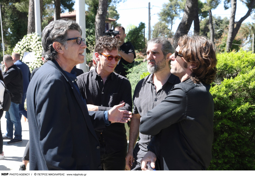  Γιώργος Καραγιάννης: Συγκίνηση στην κηδεία του - Πλήθος καλλιτεχνών είπαν το τελευταίο «αντίο», δείτε φωτογραφίες