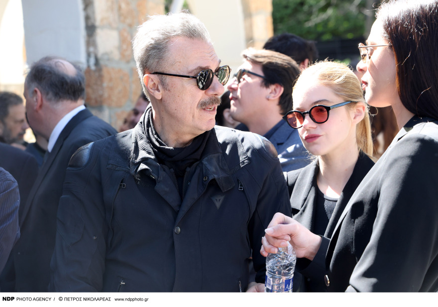 Γιώργος Καραγιάννης: Συγκίνηση στην κηδεία του - Πλήθος καλλιτεχνών είπαν το τελευταίο «αντίο», δείτε φωτογραφίες