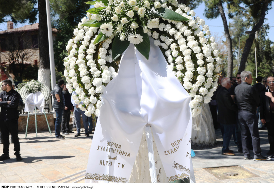  Γιώργος Καραγιάννης: Συγκίνηση στην κηδεία του - Πλήθος καλλιτεχνών είπαν το τελευταίο «αντίο», δείτε φωτογραφίες