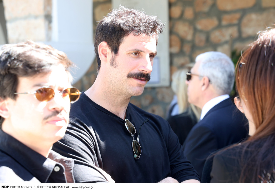  Γιώργος Καραγιάννης: Συγκίνηση στην κηδεία του - Πλήθος καλλιτεχνών είπαν το τελευταίο «αντίο», δείτε φωτογραφίες