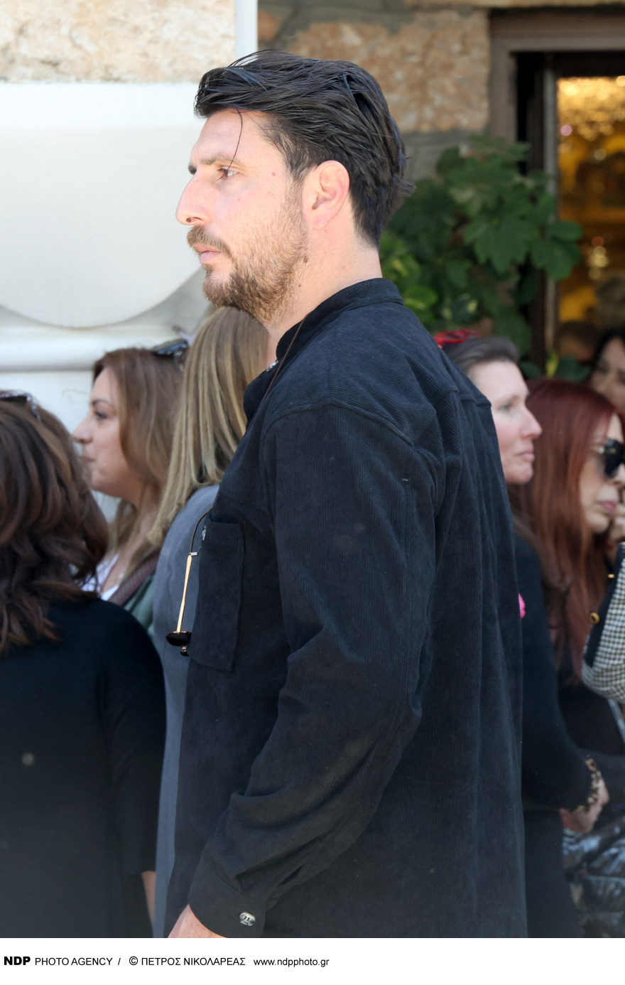  Γιώργος Καραγιάννης: Συγκίνηση στην κηδεία του - Πλήθος καλλιτεχνών είπαν το τελευταίο «αντίο», δείτε φωτογραφίες