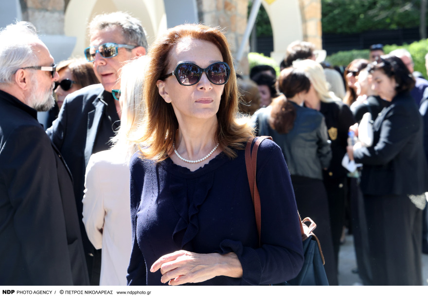  Γιώργος Καραγιάννης: Συγκίνηση στην κηδεία του - Πλήθος καλλιτεχνών είπαν το τελευταίο «αντίο», δείτε φωτογραφίες