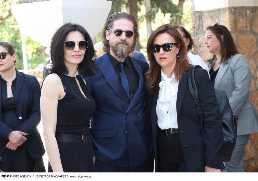  Γιώργος Καραγιάννης: Συγκίνηση στην κηδεία του - Πλήθος καλλιτεχνών είπαν το τελευταίο «αντίο», δείτε φωτογραφίες