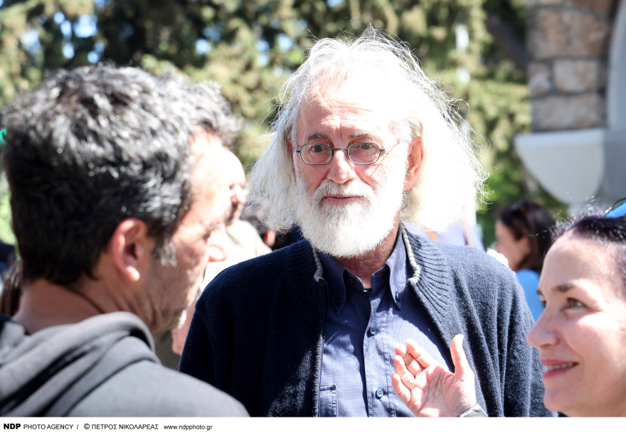  Γιώργος Καραγιάννης: Συγκίνηση στην κηδεία του - Πλήθος καλλιτεχνών είπαν το τελευταίο «αντίο», δείτε φωτογραφίες