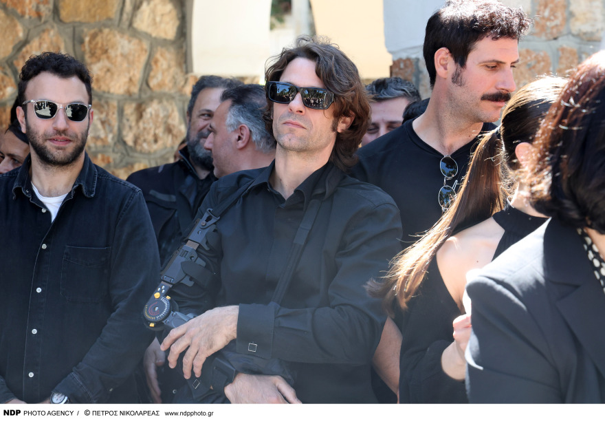  Γιώργος Καραγιάννης: Συγκίνηση στην κηδεία του - Πλήθος καλλιτεχνών είπαν το τελευταίο «αντίο», δείτε φωτογραφίες