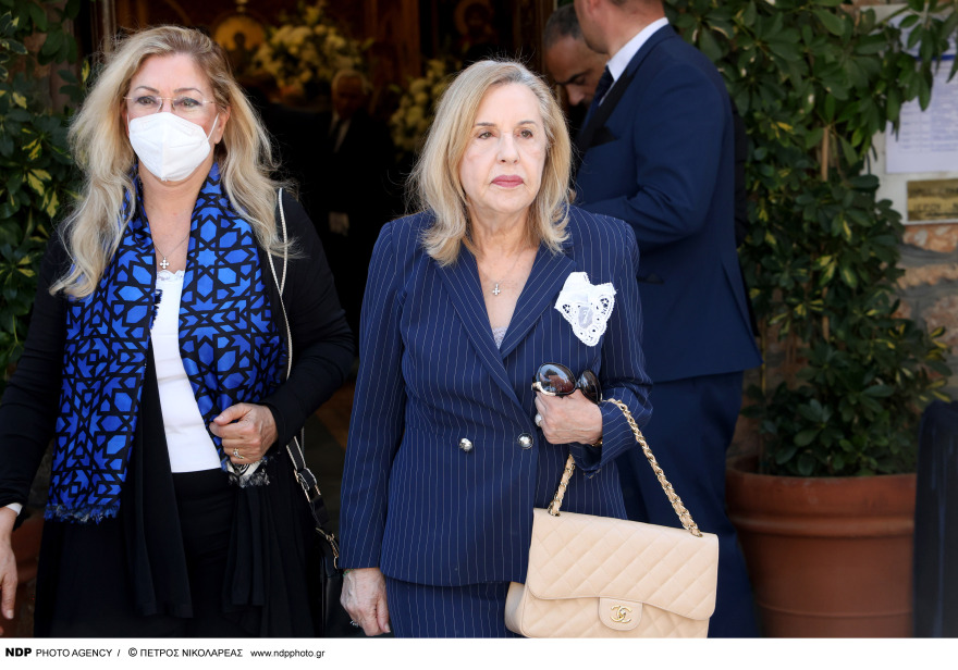  Γιώργος Καραγιάννης: Συγκίνηση στην κηδεία του - Πλήθος καλλιτεχνών είπαν το τελευταίο «αντίο», δείτε φωτογραφίες