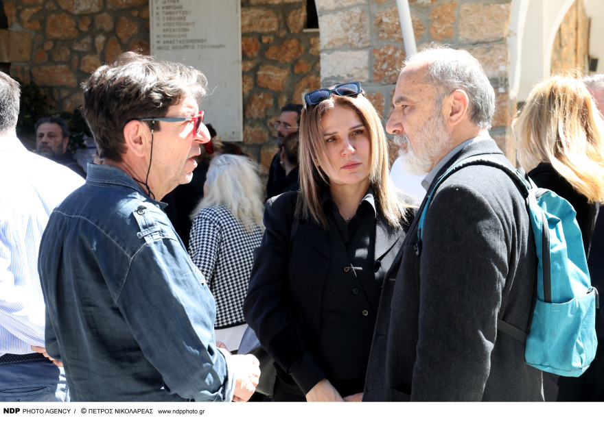  Γιώργος Καραγιάννης: Συγκίνηση στην κηδεία του - Πλήθος καλλιτεχνών είπαν το τελευταίο «αντίο», δείτε φωτογραφίες