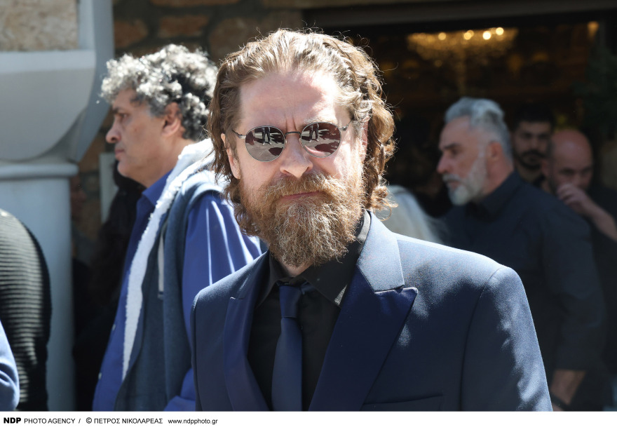  Γιώργος Καραγιάννης: Συγκίνηση στην κηδεία του - Πλήθος καλλιτεχνών είπαν το τελευταίο «αντίο», δείτε φωτογραφίες