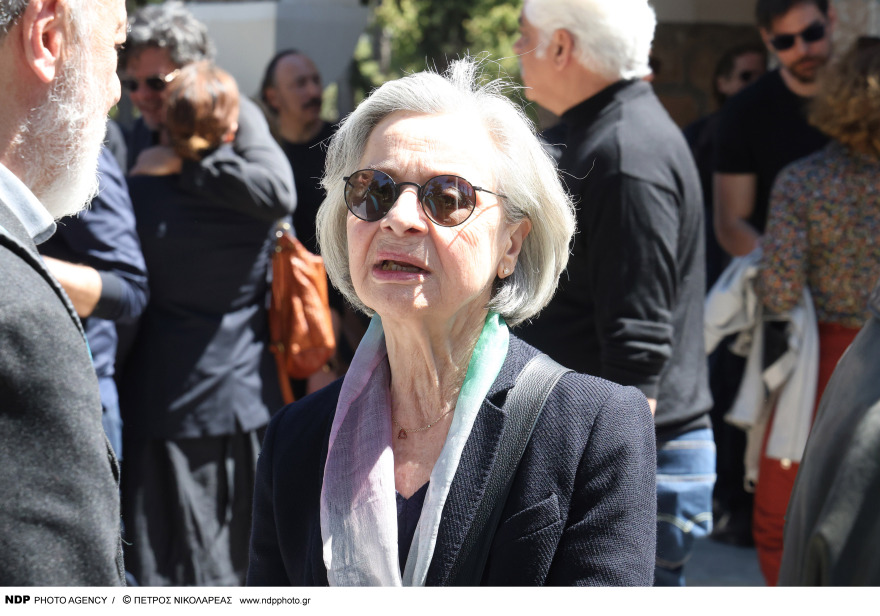  Γιώργος Καραγιάννης: Συγκίνηση στην κηδεία του - Πλήθος καλλιτεχνών είπαν το τελευταίο «αντίο», δείτε φωτογραφίες