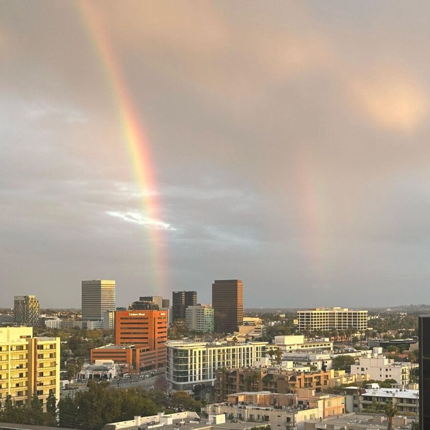 Κέιτ Μπέκινσεϊλ: Νοσηλεύεται ακόμα - Οι φωτογραφίες με τον φίλο της και το βιβλίο για το πένθος