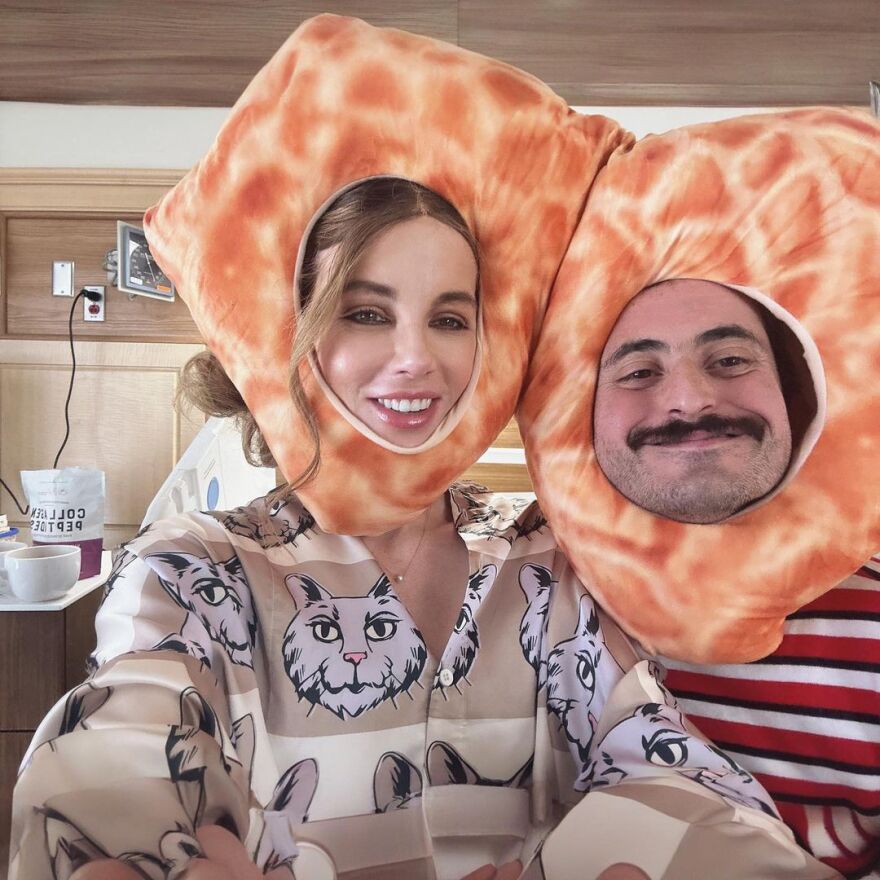 Κέιτ Μπέκινσεϊλ: Νοσηλεύεται ακόμα - Οι φωτογραφίες με τον φίλο της και το βιβλίο για το πένθος