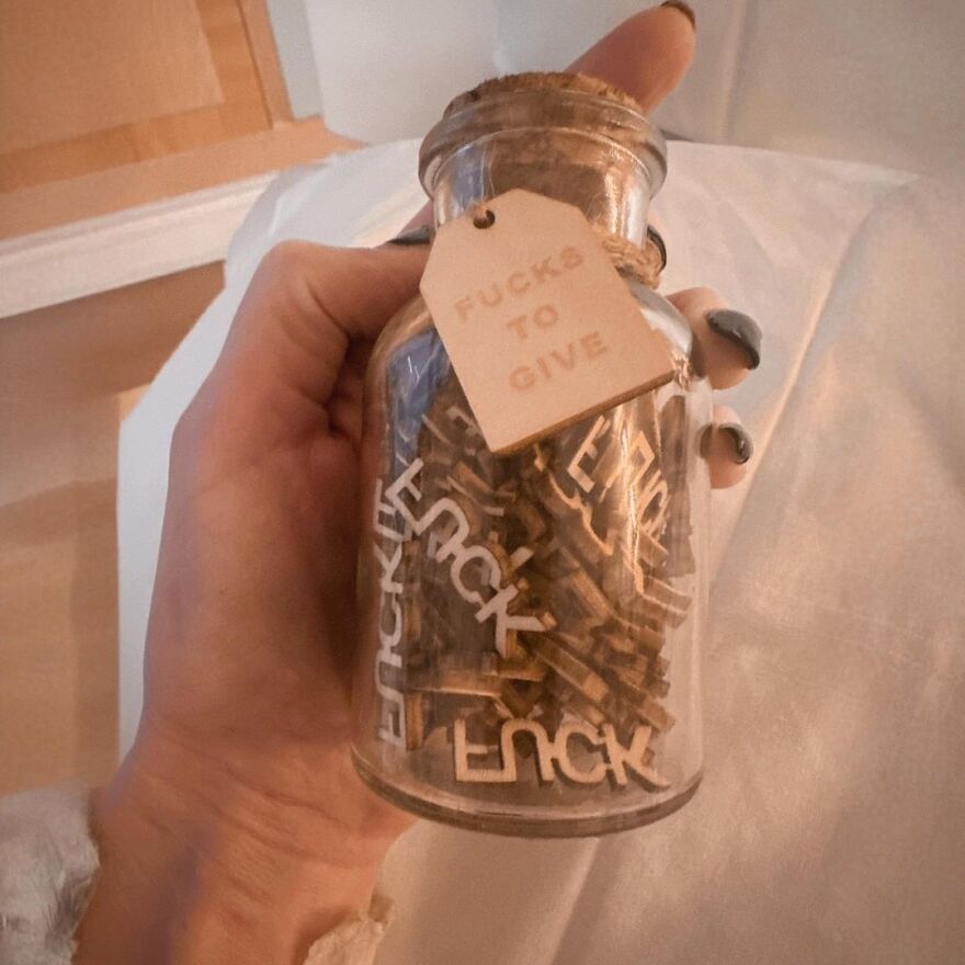 Κέιτ Μπέκινσεϊλ: Νοσηλεύεται ακόμα - Οι φωτογραφίες με τον φίλο της και το βιβλίο για το πένθος