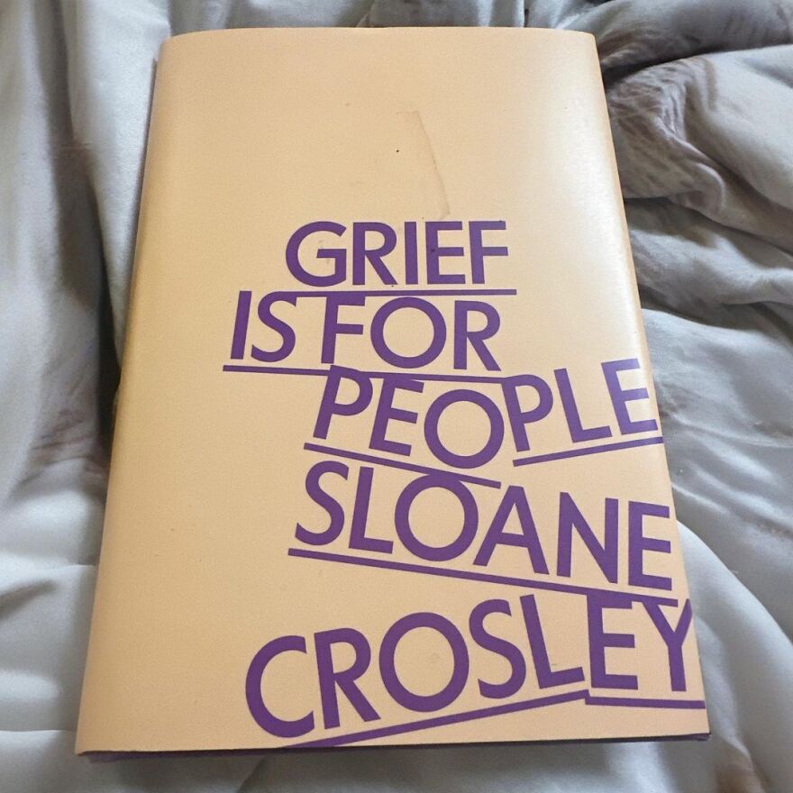 Κέιτ Μπέκινσεϊλ: Νοσηλεύεται ακόμα - Οι φωτογραφίες με τον φίλο της και το βιβλίο για το πένθος