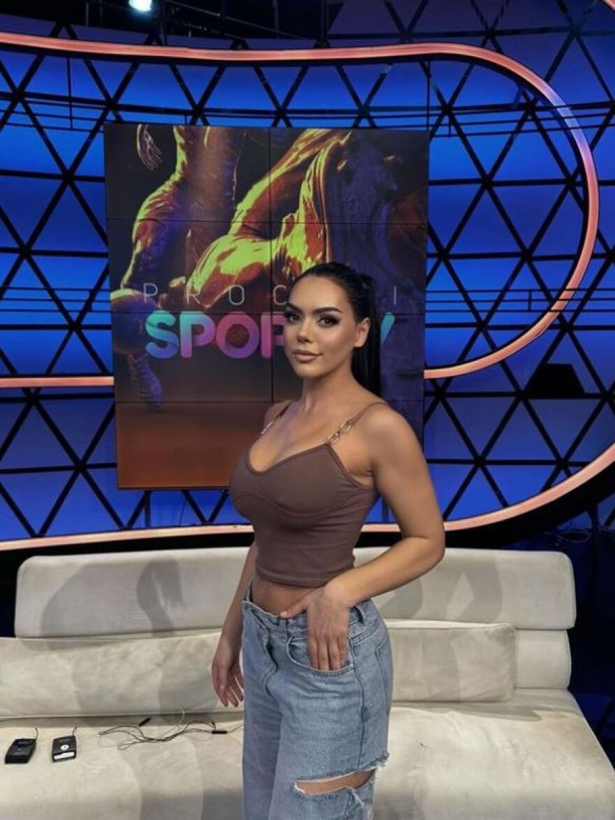 Μοντέλο από την Αλβανία προτρέπει τους διεθνείς ποδοσφαιριστές της χώρας της: Μην μου στέλνετε μηνύματα, παίξτε μπάλα 