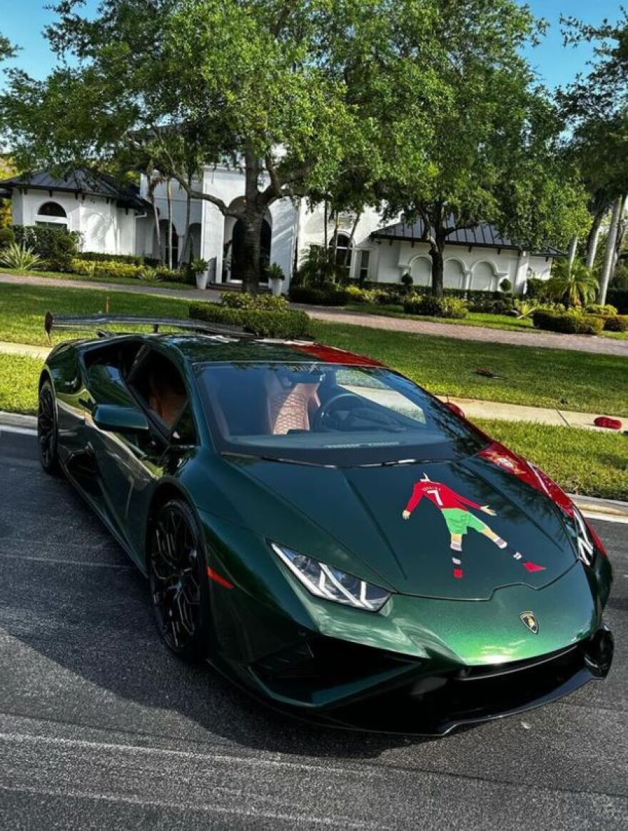 Αμερικανός YouTuber κυκλοφορεί με Lamborghini με την μορφή του Ρονάλντο - Βίντεο, φωτογραφίες 
