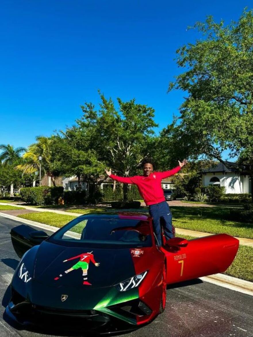 Αμερικανός YouTuber κυκλοφορεί με Lamborghini με την μορφή του Ρονάλντο - Βίντεο, φωτογραφίες 