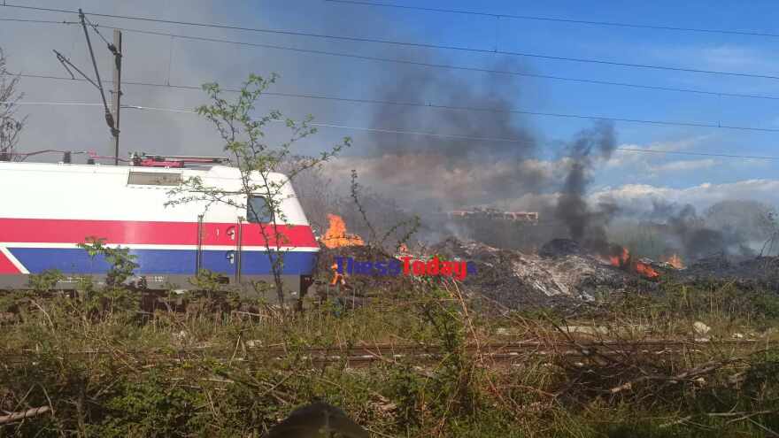 Φωτιά στον σιδηροδρομικό άξονα Θεσσαλονίκη-Ειδομένη - Φθορές σε συρμό, απειλήθηκαν μηχανοδηγοί