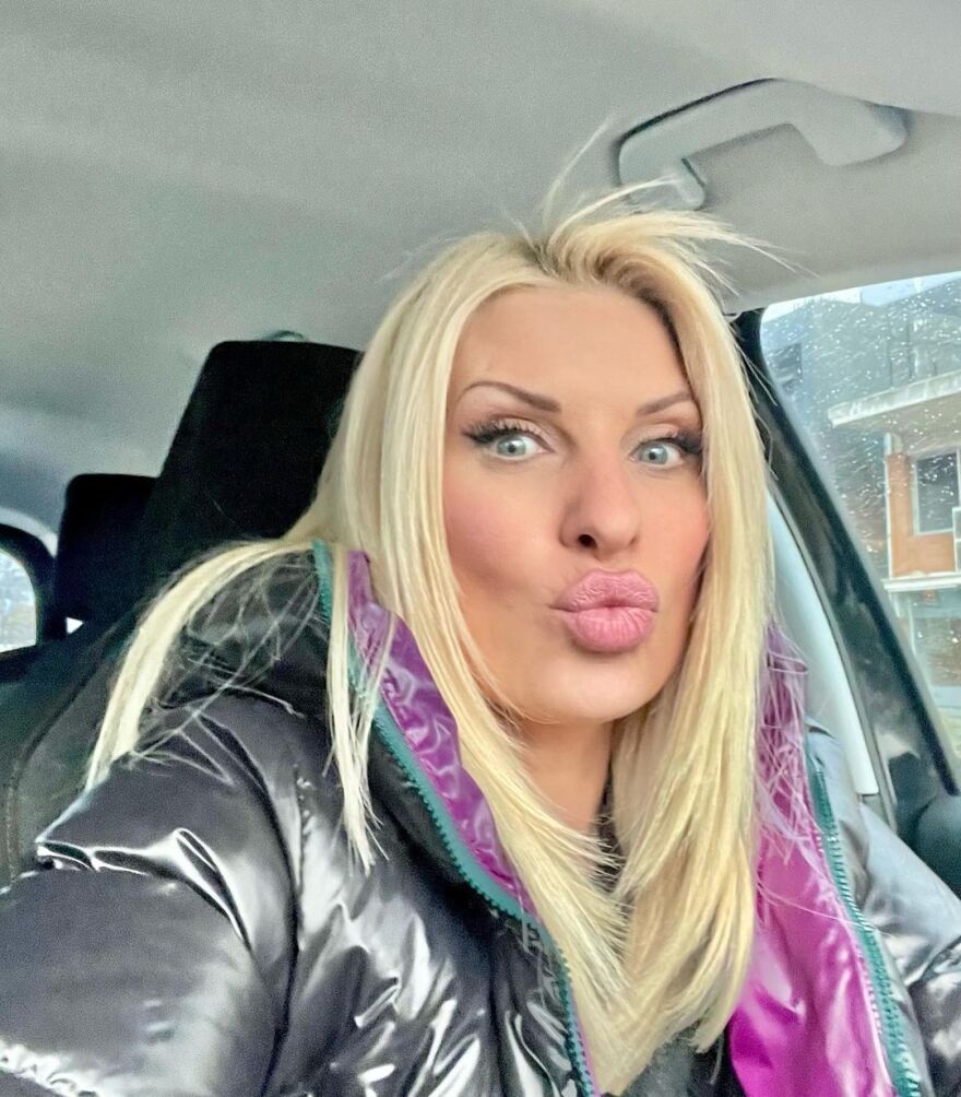 Ελένη Μενεγάκη: Η στροφή στο φυσικό λουκ - Πώς η «βασίλισσα της τηλεόρασης» εξελίχθηκε στη «γυναίκα της διπλανής πόρτας»