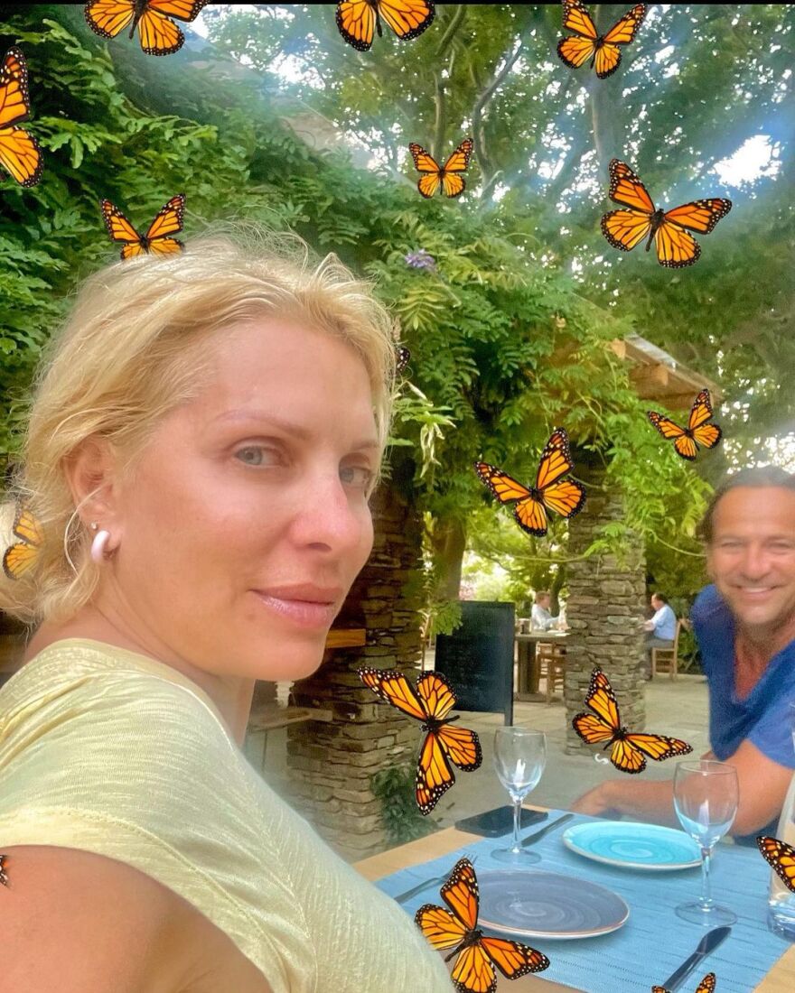 Ελένη Μενεγάκη: Η στροφή στο φυσικό λουκ - Πώς η «βασίλισσα της τηλεόρασης» εξελίχθηκε στη «γυναίκα της διπλανής πόρτας»