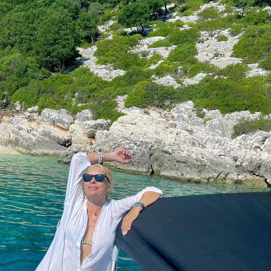 Ελένη Μενεγάκη: Η στροφή στο φυσικό λουκ - Πώς η «βασίλισσα της τηλεόρασης» εξελίχθηκε στη «γυναίκα της διπλανής πόρτας»