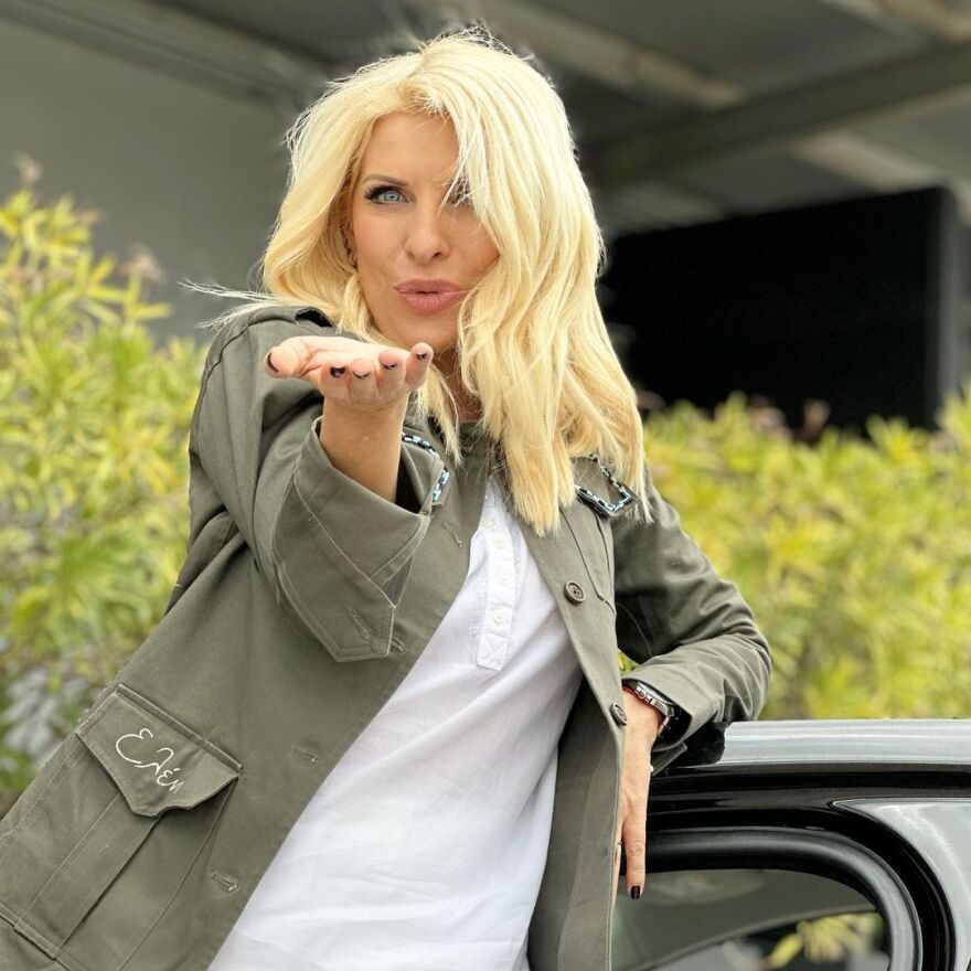 Ελένη Μενεγάκη: Η στροφή στο φυσικό λουκ - Πώς η «βασίλισσα της τηλεόρασης» εξελίχθηκε στη «γυναίκα της διπλανής πόρτας»