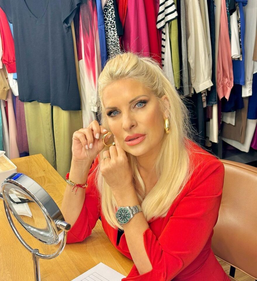 Ελένη Μενεγάκη: Η στροφή στο φυσικό λουκ - Πώς η «βασίλισσα της τηλεόρασης» εξελίχθηκε στη «γυναίκα της διπλανής πόρτας»