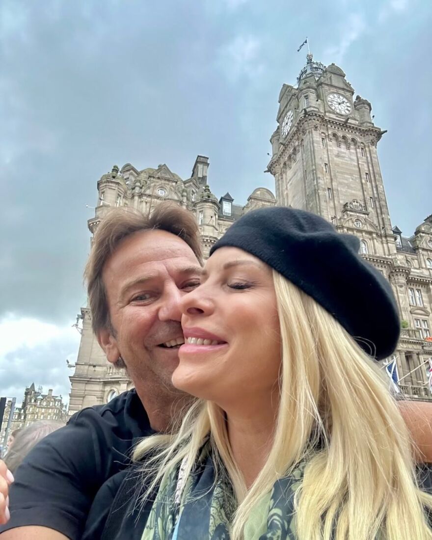 Ελένη Μενεγάκη: Η στροφή στο φυσικό λουκ - Πώς η «βασίλισσα της τηλεόρασης» εξελίχθηκε στη «γυναίκα της διπλανής πόρτας»